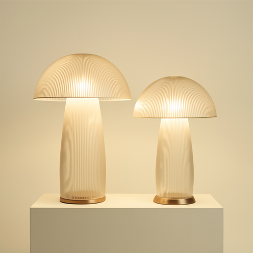 Lampe de table sculpturale en forme de champignon, présentée avec plusieurs versions de tailles différentes dans un studio lumineux.